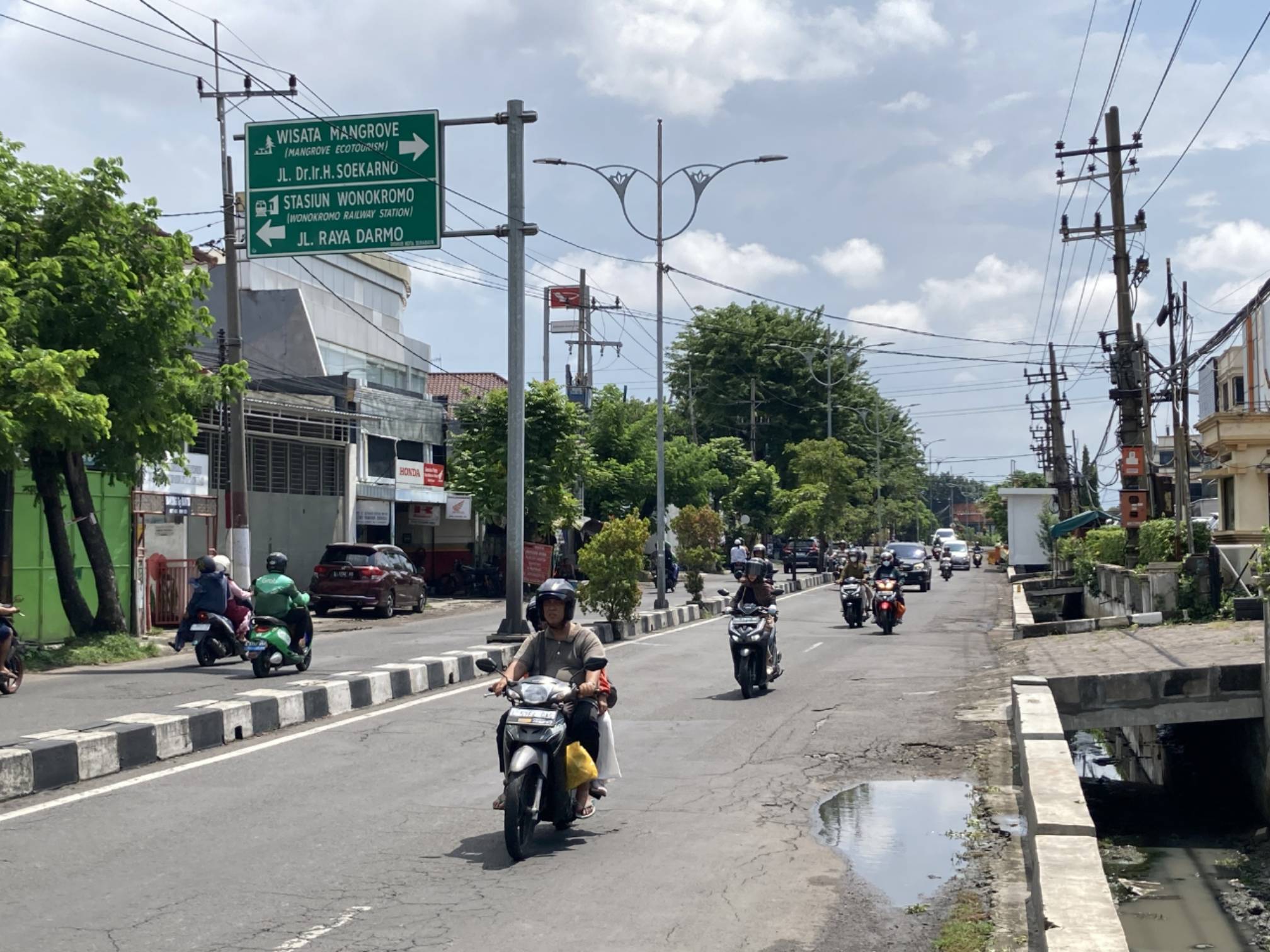 Pemkot Surabaya Betonisasi dan Aspal Jalan Raya Kedung Baruk-Kalirungkut