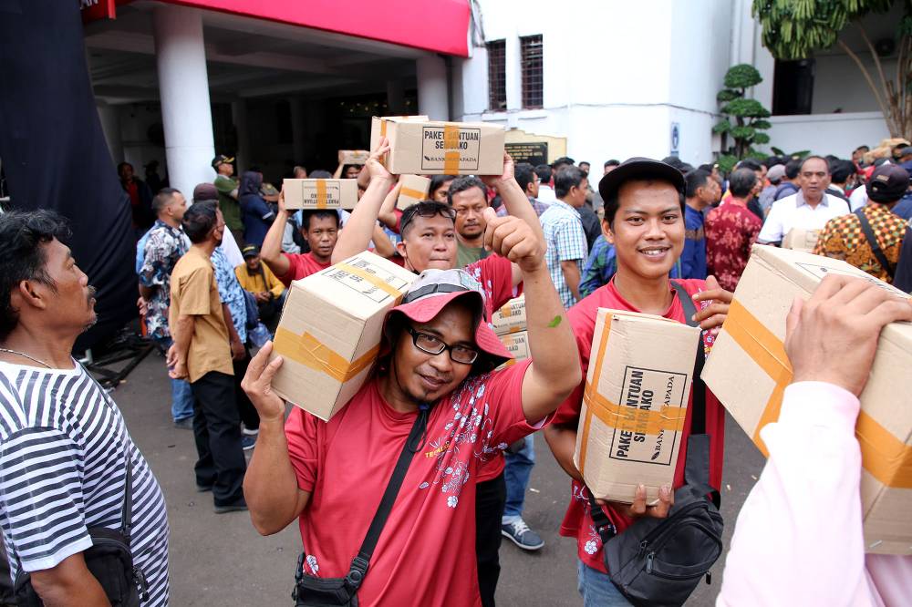 Wali Kota Surabaya Eri Cahyadi Bagikan Ribuan Bingkisan Lebaran 
