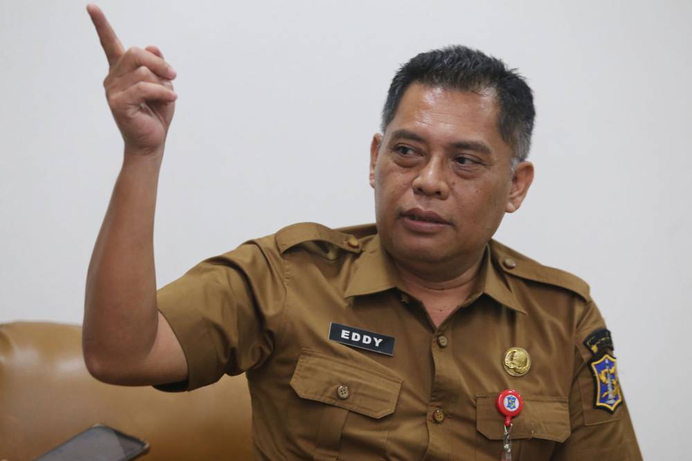 Kepala Dispendukcapil Kota Surabaya Eddy Christijanto