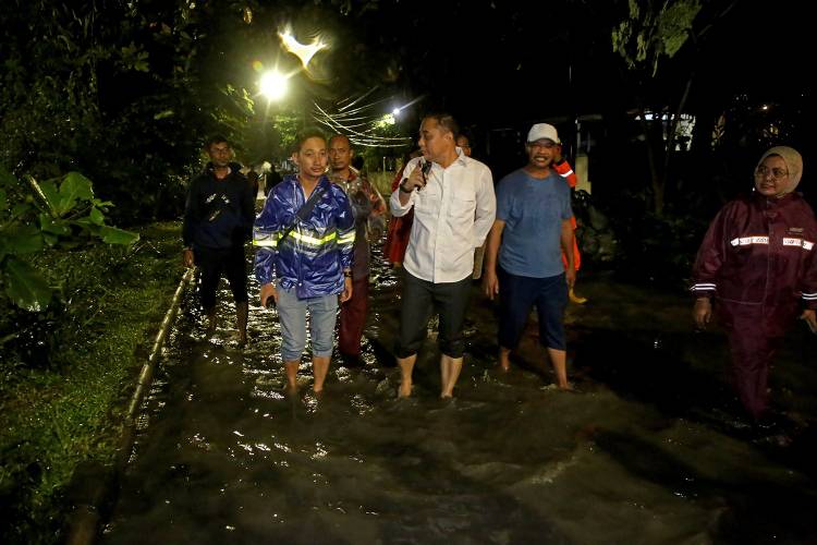 Wali Kota Eri Saat Meninjau Lokasi Banjir 