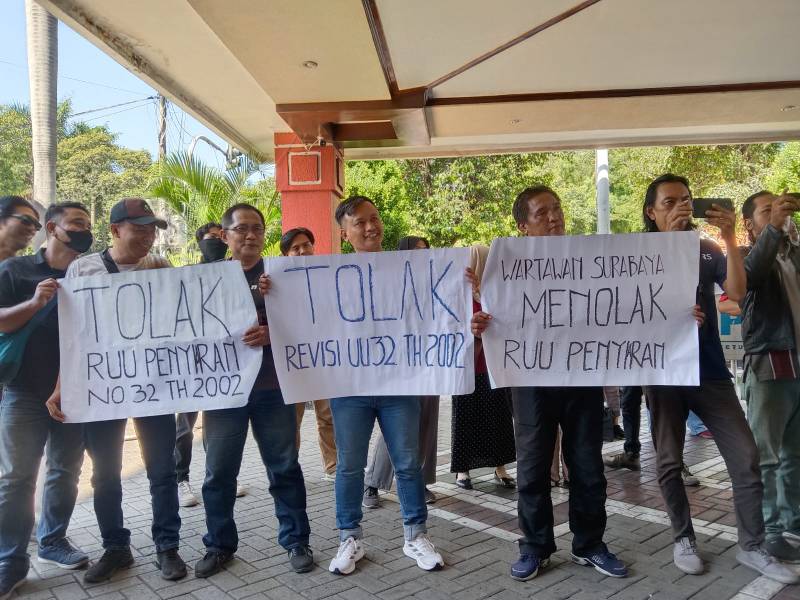 Para Wartawan Surabaya Gelar Aksi Menolak RUU Penyiaran 