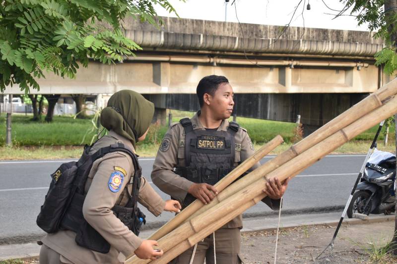 Satpol PP Surabaya Tertibkan PKL di Jalan Kertomenanggal