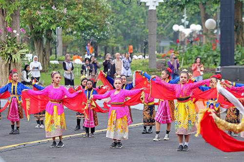 Tampilan Seni Budaya Para Pelajar Meriahkan Peringatan Hardiknas 
