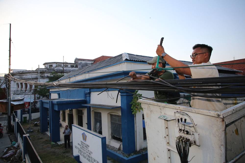 Pemkot Surabaya Lakukan Pemotongan Kabel