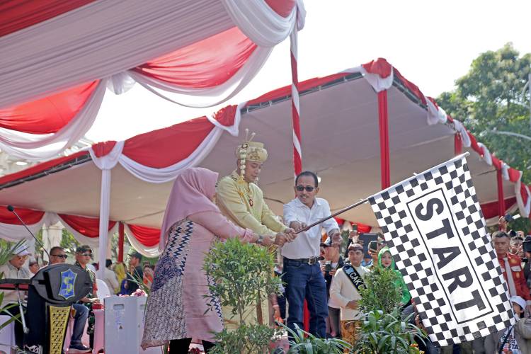 Berangkatkan Peserta ‘Surabaya Vaganza’
