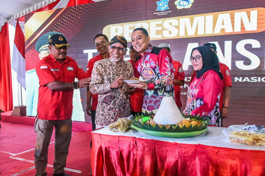 Wali Kota Eri Resmikan Tugu Lansia di Balongsari Surabaya