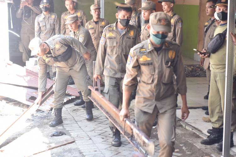 Satpol PP Tertibkan Aset Pemkot Surabaya di Kencanasari Timur