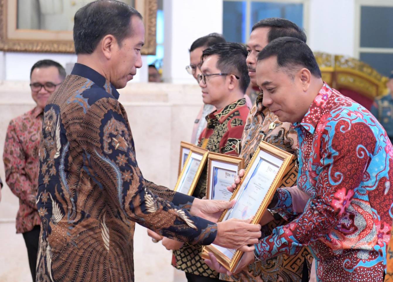 Presiden Joko Widodo menyerahkan penghargaan Sistem Pemerintahan Berbasis Elektronik Ke Wali Kota Surabaya Eri Cahyadi 