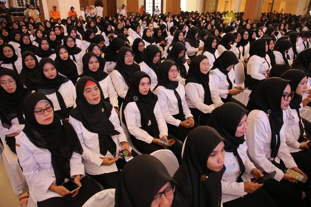 Wali Kota Eri Cahyadi Kembali Serahkan 1.366 SK Pengangkatan PPPK Surabaya