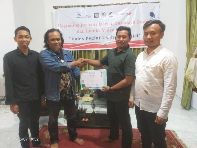 Ketua Pokja Judes Menyerahkan Piagam Penghargaan Juara 1 Lomba Video Kreatif 