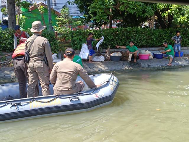 Pemkot Surabaya Terjunkan Tim Gabungan Sisir Kalimas 