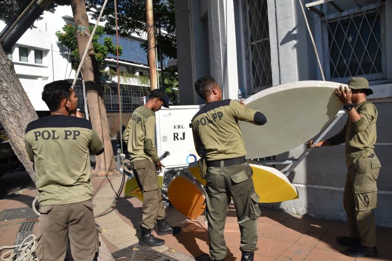 Satpol PP Surabaya Tertibkan 20 Reklame Tak Berizin