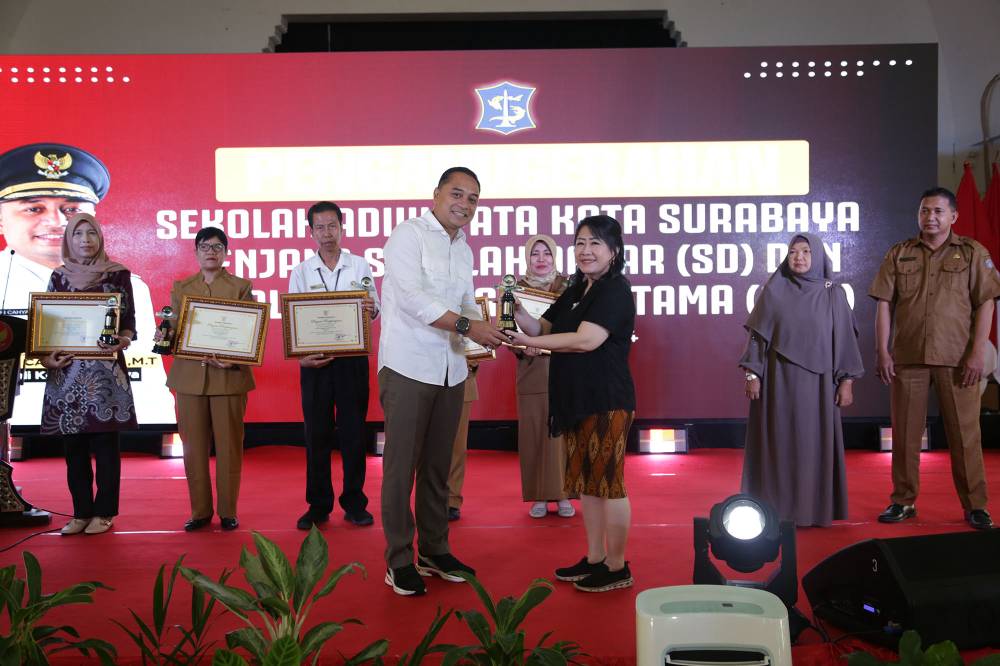 65 Sekolah di Surabaya Terima Penghargaan Adiwiyata Tingkat Kota