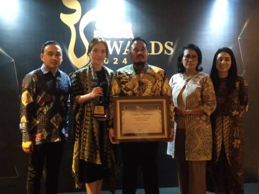 Raja Siahaan Menerima Penganugerahan Entrepreneur Muda Peduli Olah raga 