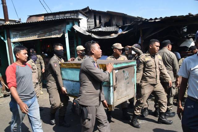 Satpol PP Surabaya Tertibkan PKL di Pasar Loak Dupak Rukun