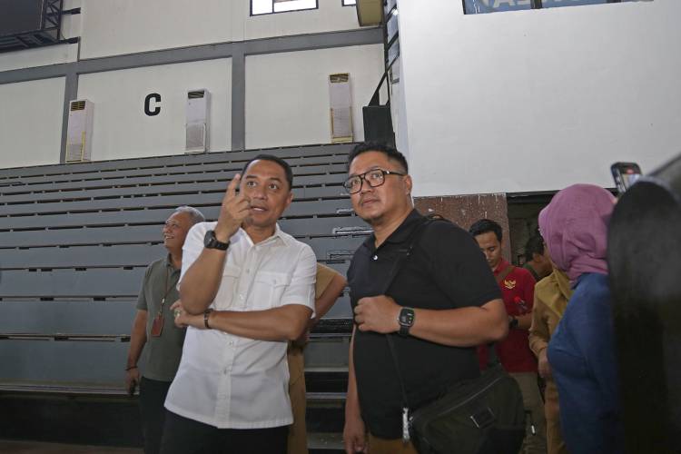 Wali Kota Surabaya Eri Cahyadi Saat Meninjau Lapangan Voli GOR Pancasila 