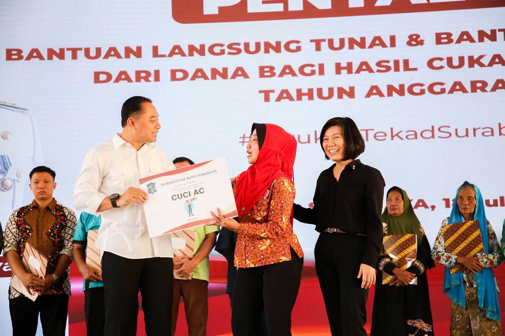 Eri Cahyadi Bagikan DBHCT, 9.370 KPM Dapat Masing-Masing Rp1,4 Juta