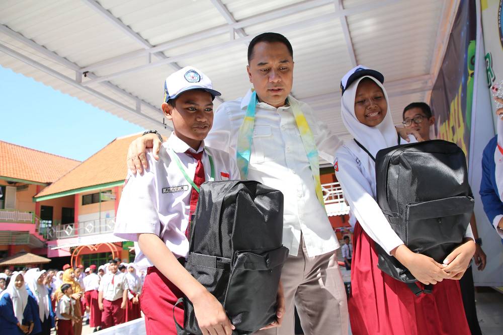 Wali Kota Eri Cahyadi Beri Seragam dan Tas Gratis untuk Siswa Tidak Mampu