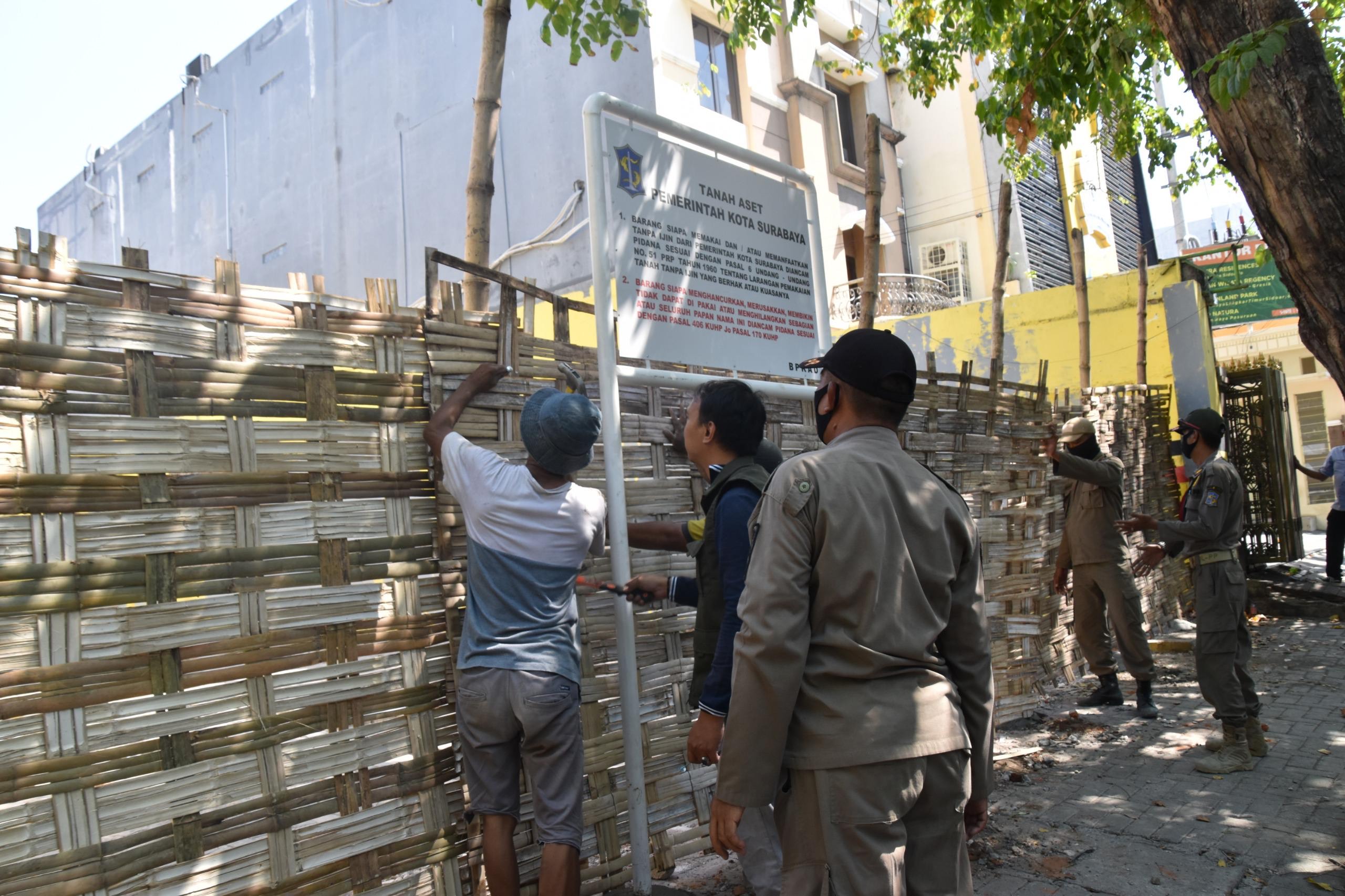 Satpol PP Tertibkan Bangunan di Lahan Milik Pemkot Surabaya