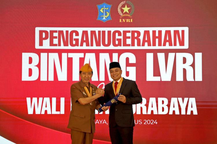 Wali Kota Eri Cahyadi Menerima Penghargaan Tertinggi Bintang LVRI 