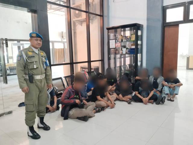 Satpol PP Surabaya Amankan 13 Orang saat Pesta Miras
