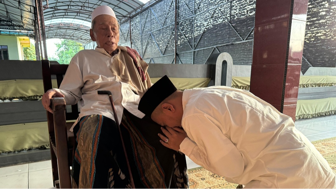 Gus Makki sowan ke sang Guru KH Nurul Huda Djazuli, Pengasuh Ponpes Al Falah Ploso Kediri