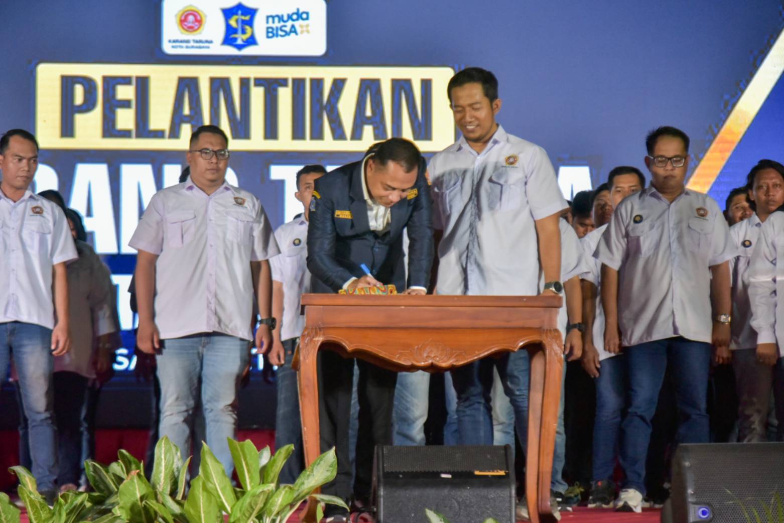 Wali Kota Eri Melantik Para Pengurus Karang taruna Surabaya 