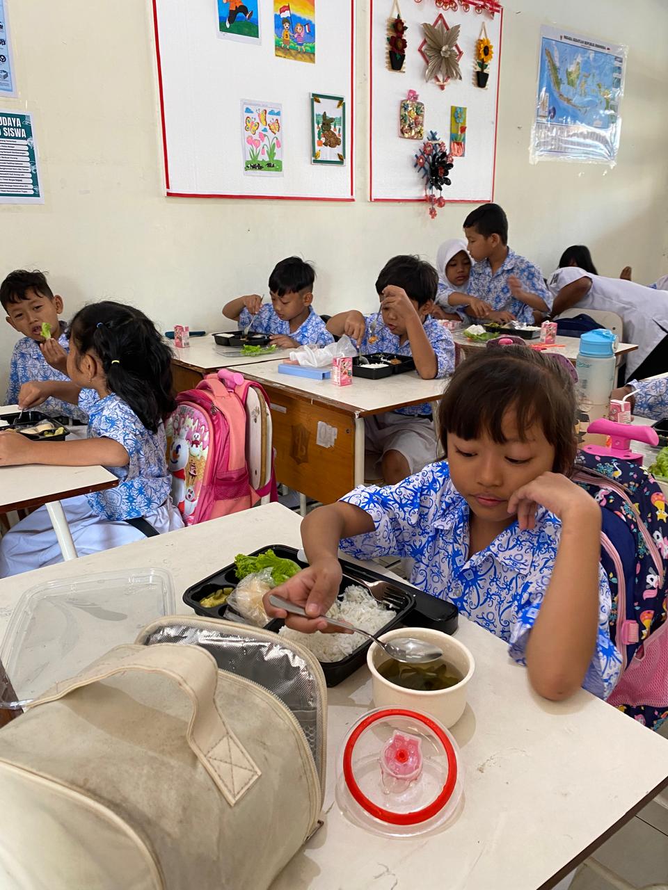 Uji Coba Makan Gratis SDN Margorejo V Surabaya