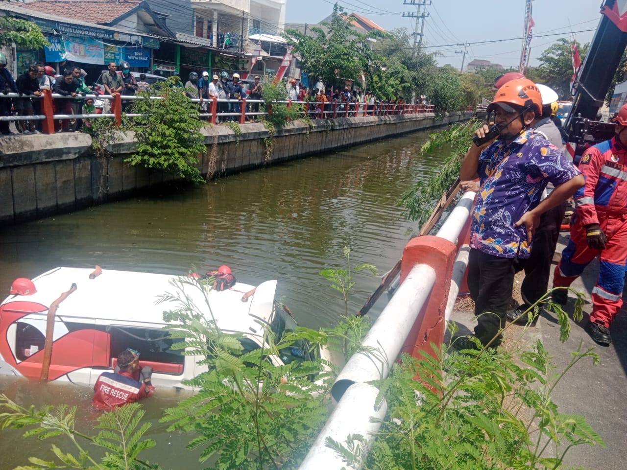 Proses pengangkatan mobil Wira Wiri yang tercebur ke sungai 