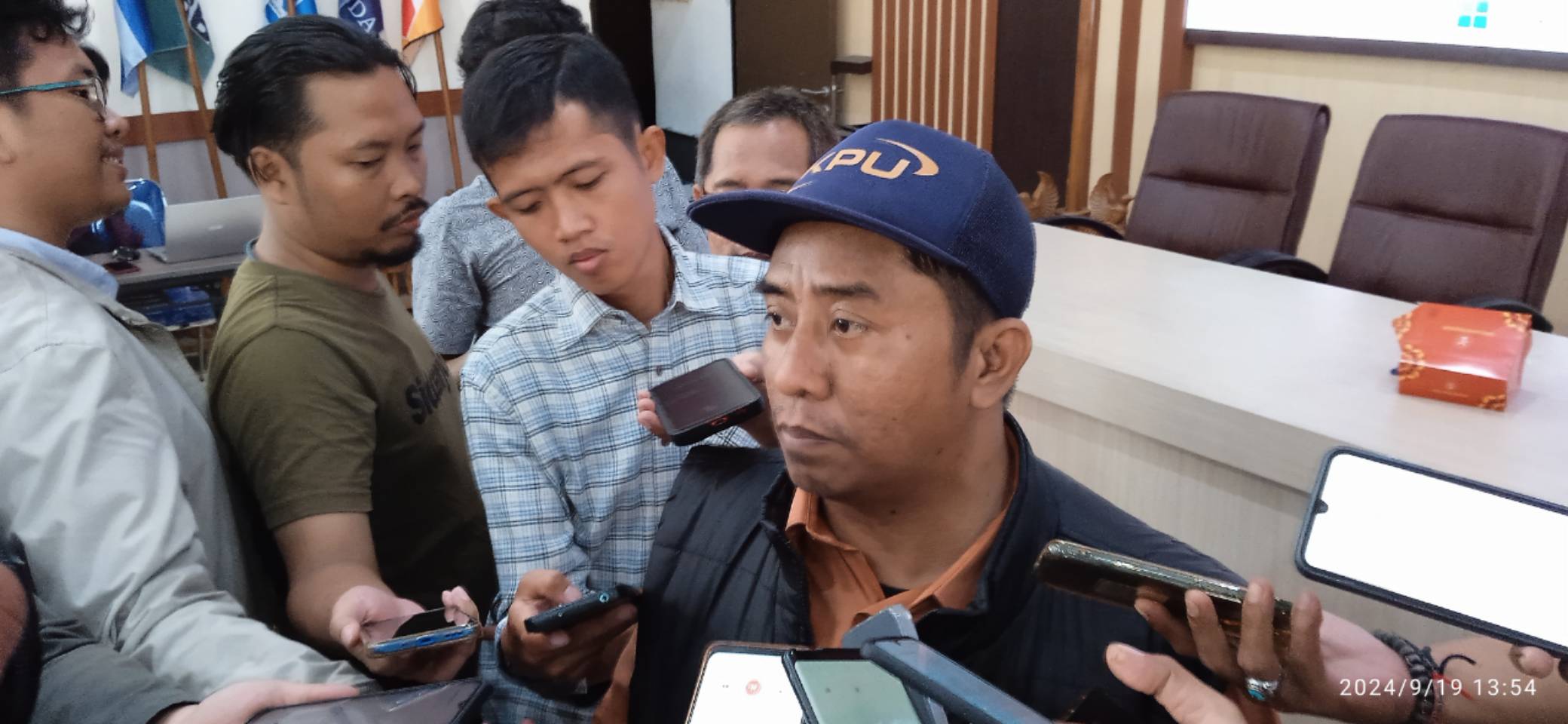 Komisioner KPU Surabaya Subairi Saat Memberi Keterangan Pada Awak Media 