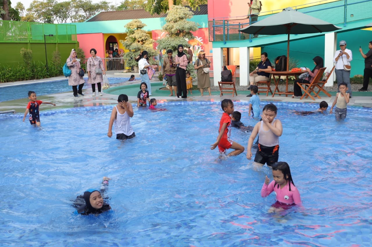 Wali Kota Eri Resmikan Kolam Renang Jambore Playland