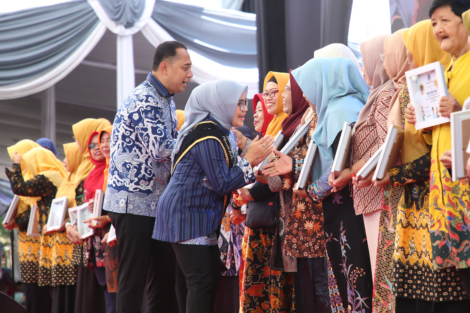 Wali Kota Eri Menyerahkan Penghargaan Pada Bunda PAUD 