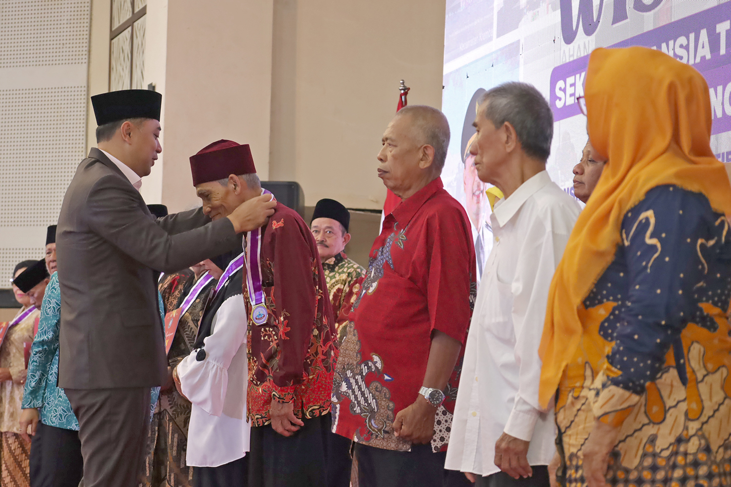 Wali Kota Eri Cahyadi: Surabaya Hebat Tak Lepas dari Peran Lansia 