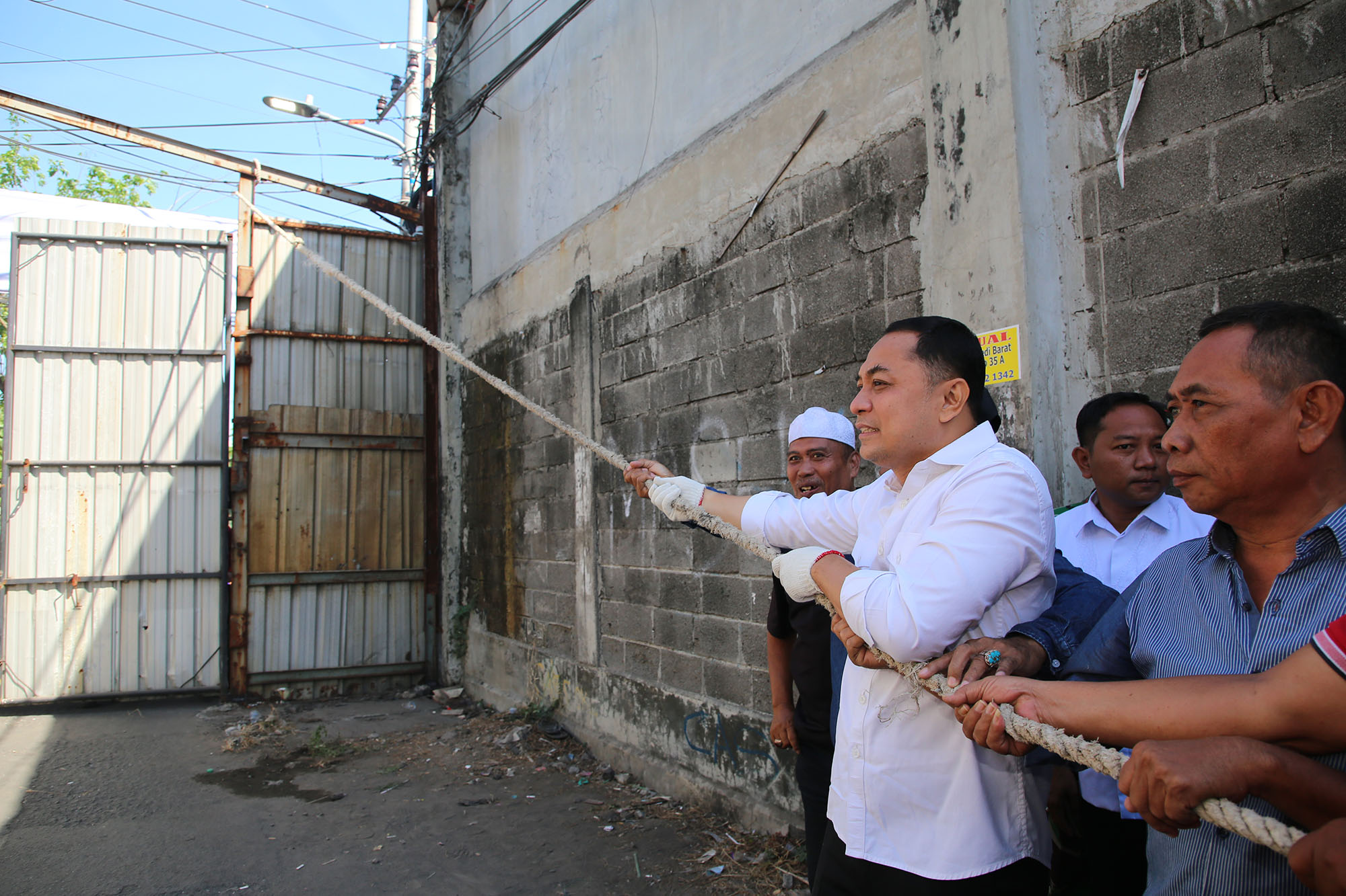  Pemkot Surabaya Bongkar Tembok Jalan Tambak Wedi Baru