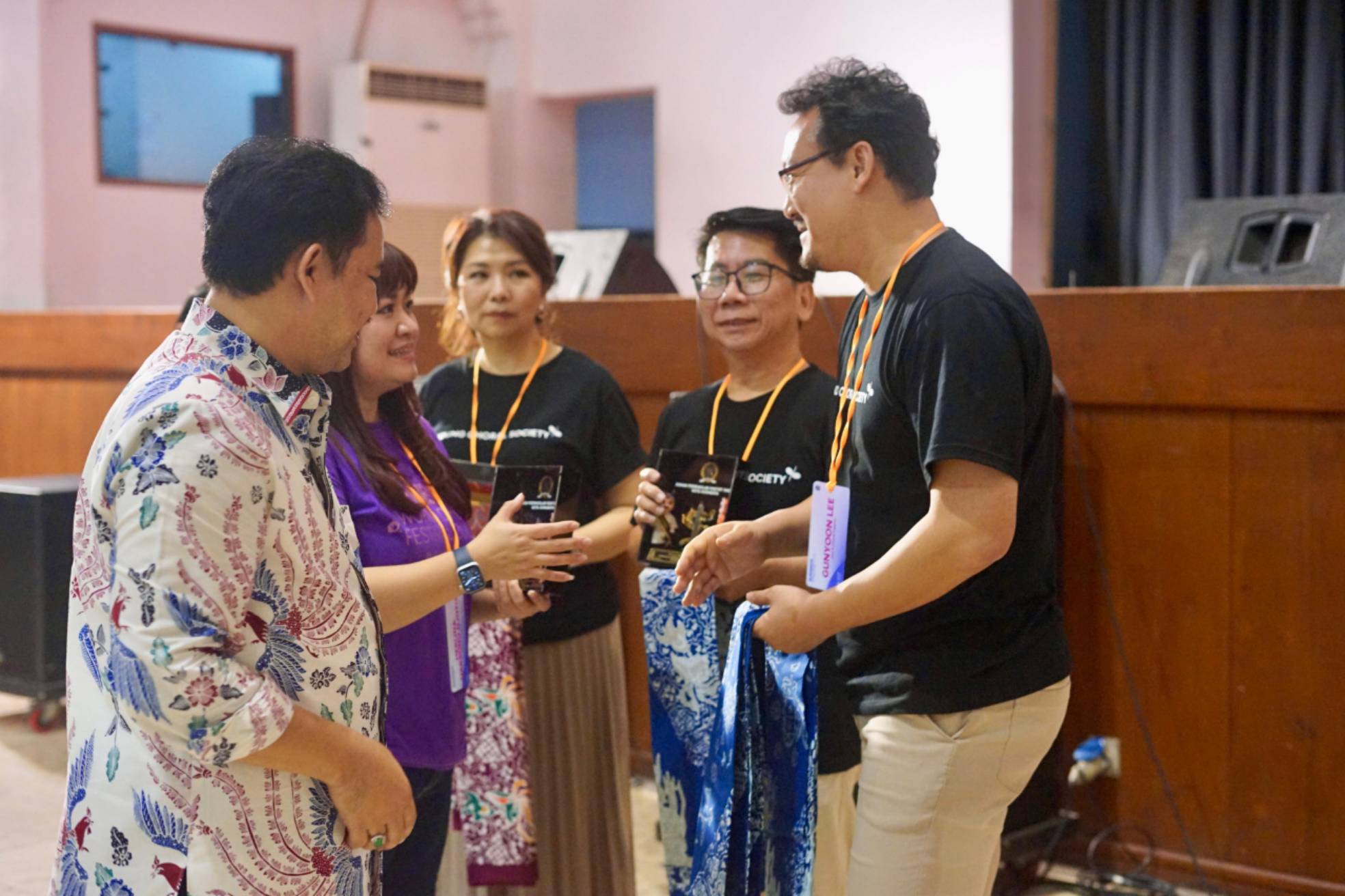 Koordinasi : Patron SWCF, Herlina Harsono Nyoto M.Psi Saat Berbincang Dengan Sejumlah Peserta 