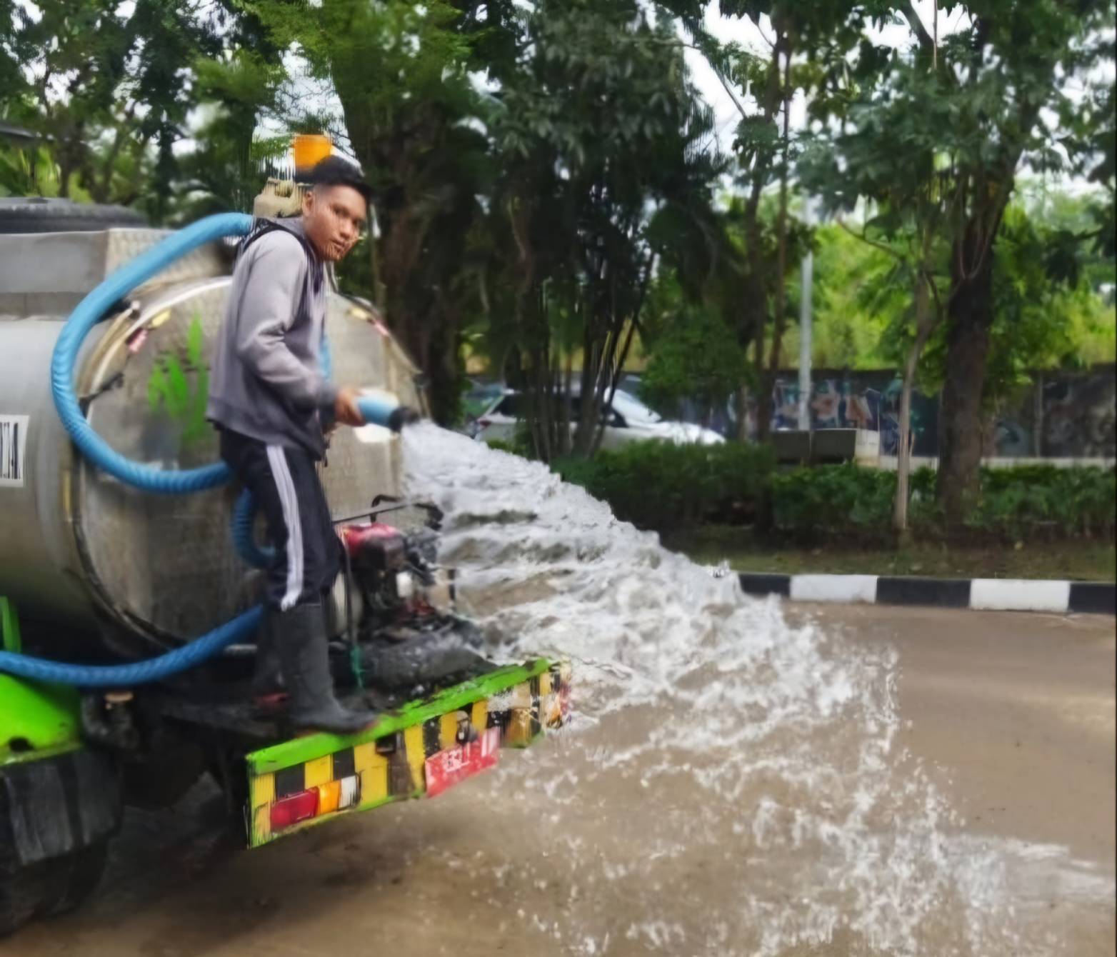 Pemkot Surabaya Lakukan Penyiraman Lebih Dari 5 Kali Sehari 