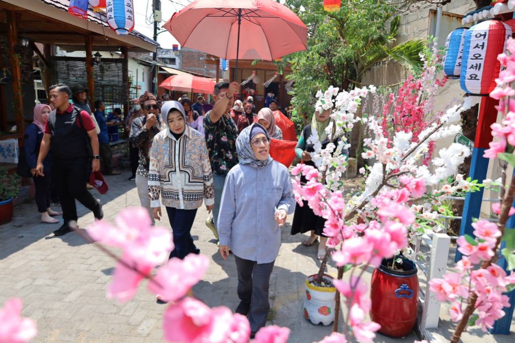 PJs Wali Kota Surabaya Kunjungi Kampung Tematik 