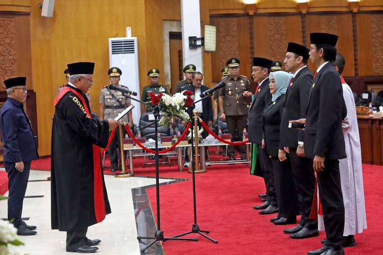 DPRD Kota Surabaya Gelar Paripurna 4 Pimpinan Dewan Difinitif 