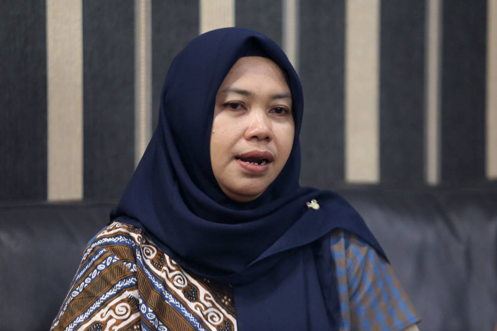 Lurah Barata Jaya Entik Lindasari