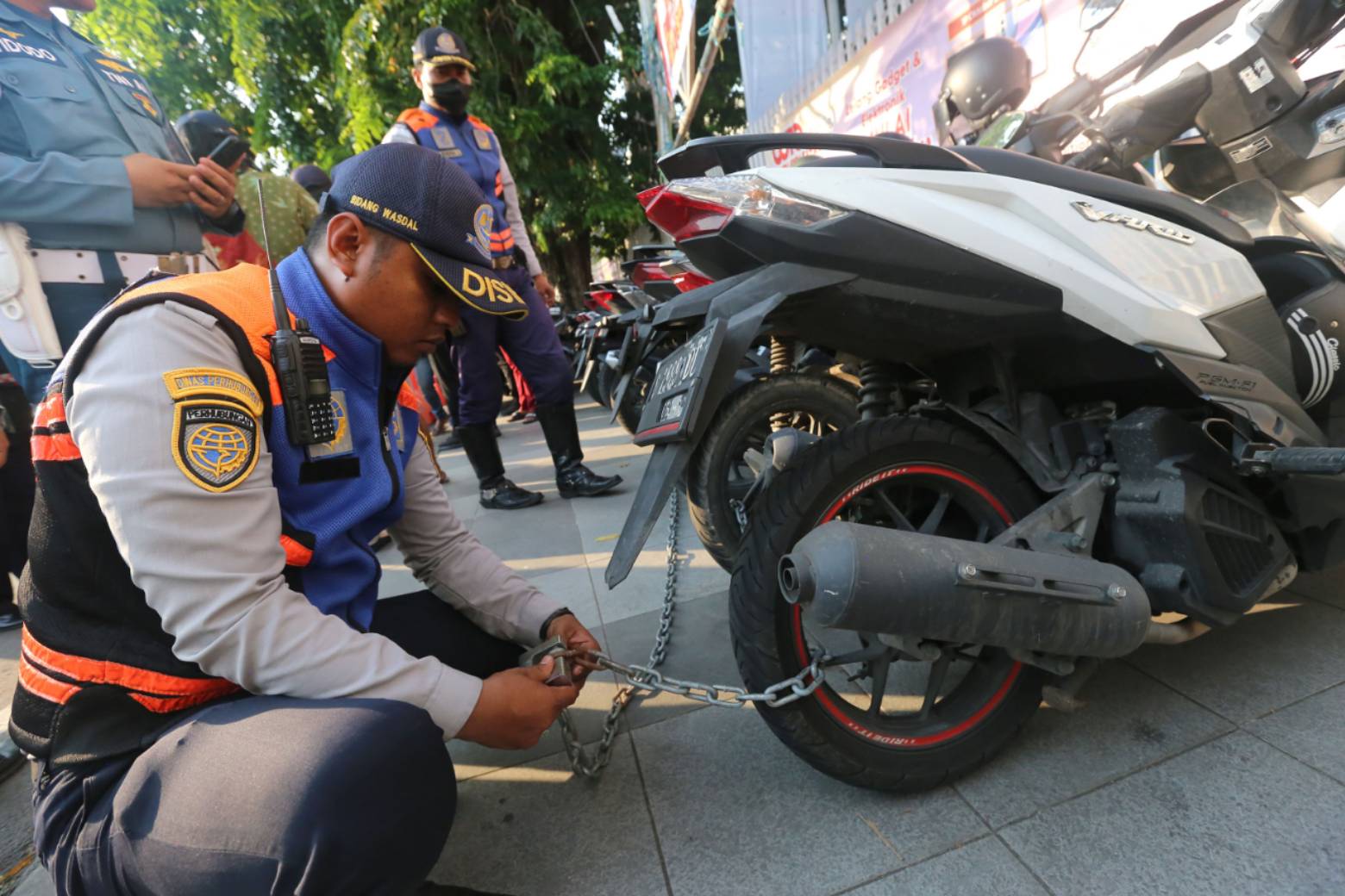 Dishub Surabaya Gembok Puluhan Motor di Depan Grand City Mall