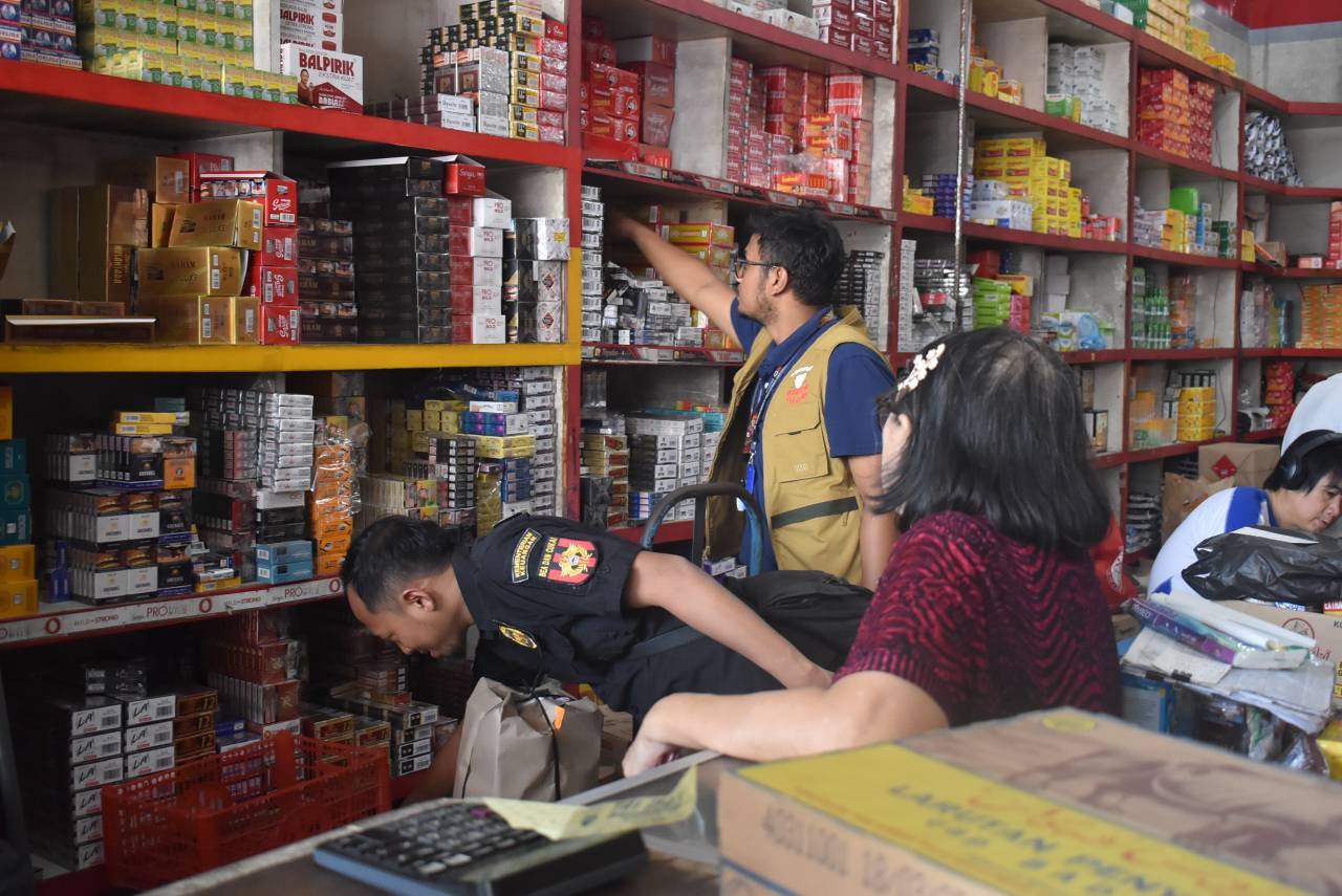 Pemkot Surabaya bersama Bea Cukai Sisir Toko Kelontong