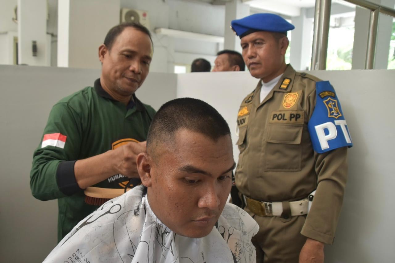 Satpol PP Surabaya Resmikan Rumah Padat Karya Pangkas Rambut S34