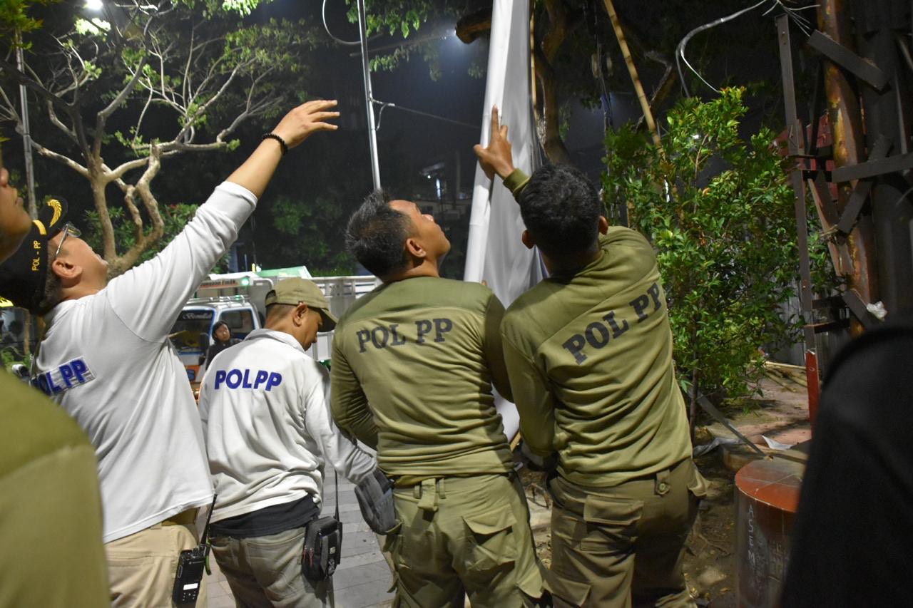 Pemkot Surabaya bersama KPU dan Bawaslu Mulai Tertibkan APK