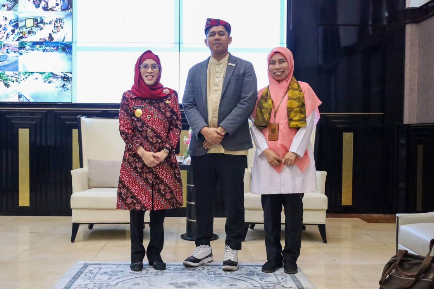 Award Puji Inovasi Surabaya Sejahterakan Warga Miskin