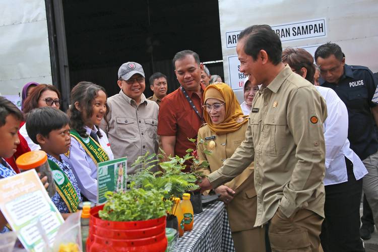 Menteri LH Hanif Siap Adopsi Pengelolaan Sampah di Surabaya