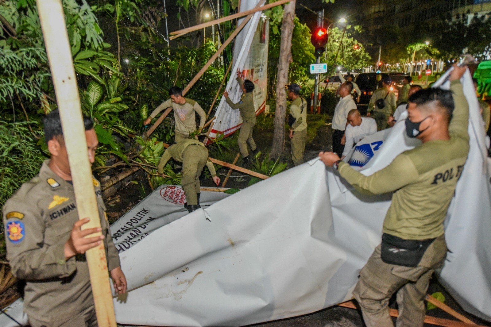 Satpol PP Surabaya Tertibkan APK Saat Hari Tenang