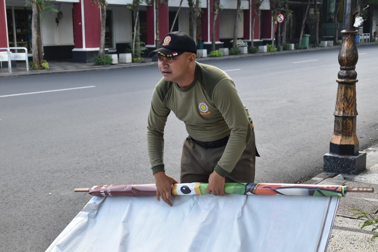 Satpol PP Surabaya Bersihkan Alat Peraga Sosialisasi