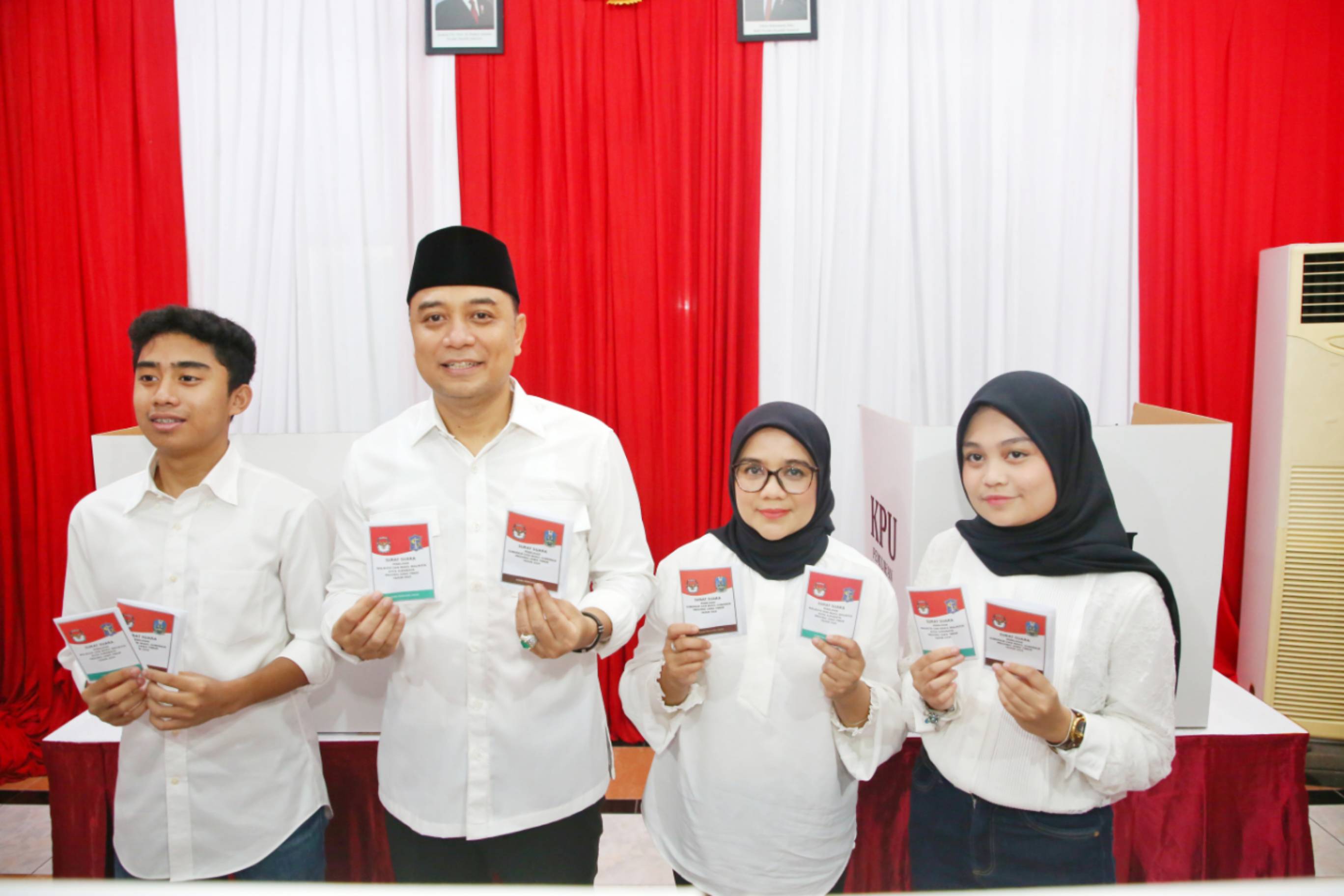 Wali Kota Eri Cahyadi Nyoblos Bareng Sekeluarga ke TPS 4 Kelurahan Karah