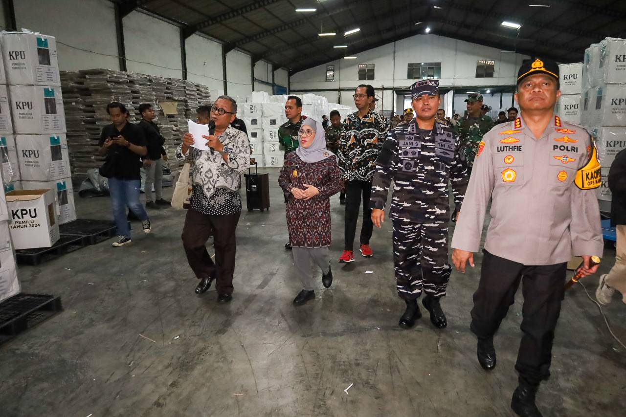 PJs Wali Kota Restu Novi bersama Forkopimda dan KPU Surabaya 