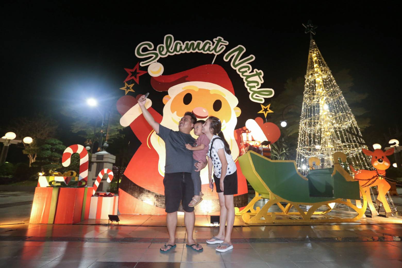 Jelang Natal, Pemkot Surabaya Hiasi Balai Kota 